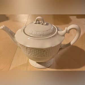 Rare Lenox Washington Wakefield Teapot with Lid off white. Gently used